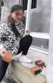 原创 搞笑gif:女汉子来报到了,都特么的闪开!