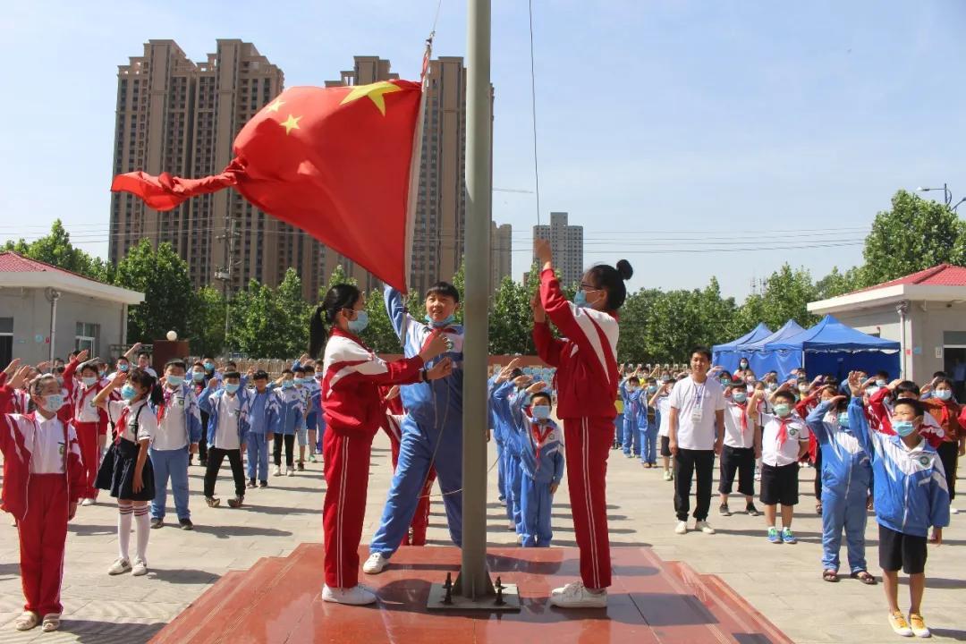 邓州市花洲实验小学校区举行"交通安全 从我做起"升旗仪式
