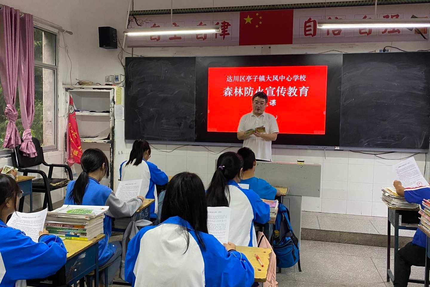 廉江市十六届人大二次会议胜利闭幕
