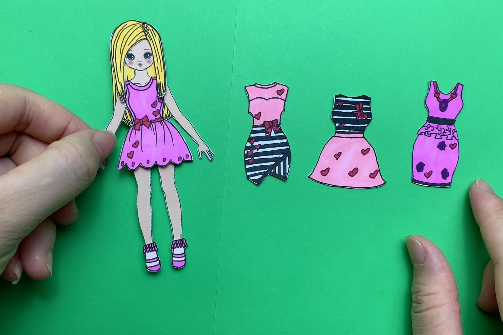 纸娃娃创意手工:给芭比制作了四条裙子,你喜欢包裙还是连衣裙呢