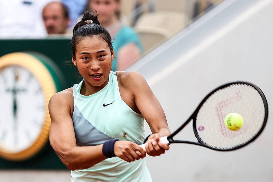 郑钦文带伤1-2遭世界第一逆转 无缘法网八强