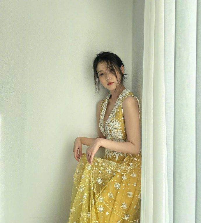 IU晒照庆祝出道15周年 穿深V黄裙温柔大方魅力十足