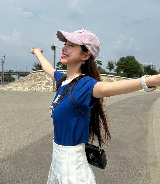 韩国女艺人陈世妍晒游玩美照 笑容超甜沐浴春风-沐风文化