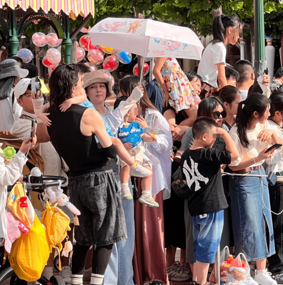 向佐郭碧婷带孩子游迪士尼被偶遇 一家人其乐融融-沐风文化