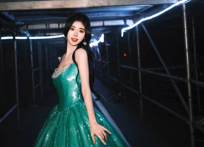 鞠婧祎舞台造型写真好美 秀蛮腰大长腿身材火辣