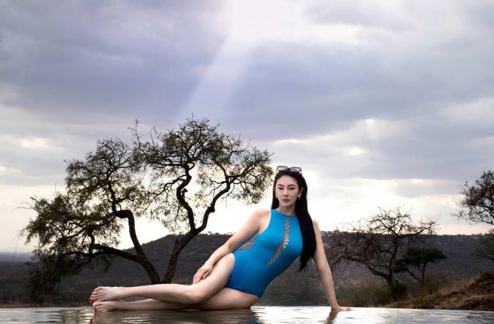 张雨绮晒清凉泳装照 大秀傲人身材事业线吸睛