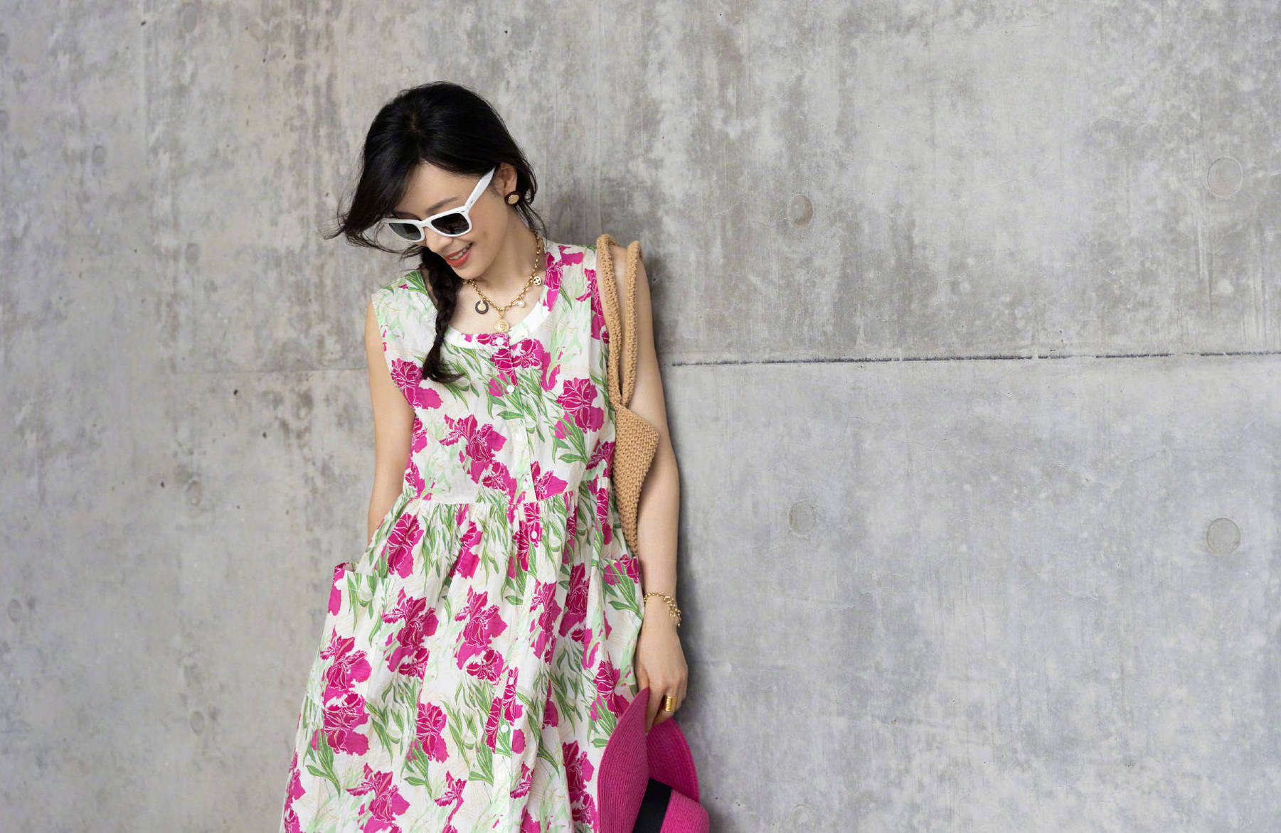 张静初晒花裙子随拍优雅端庄 舞动裙摆笑容满面