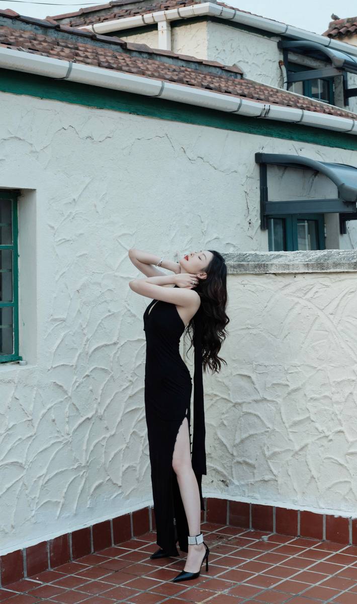 张天爱亮相上海时装周，镂空黑裙造型轻熟温柔