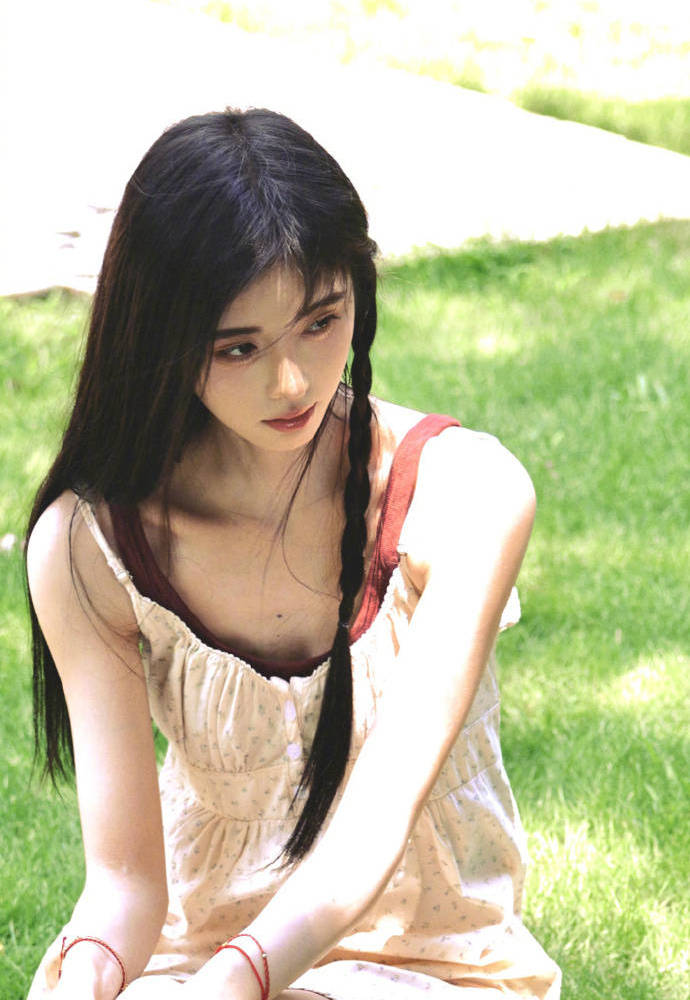 鞠婧祎晒夏日户外随拍 阳光下自由漫步画风浪漫