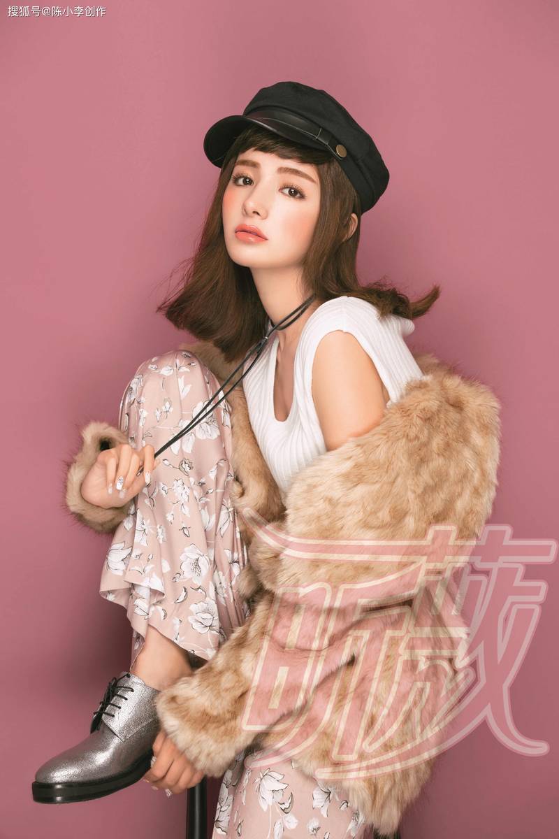 异域风情美女麦迪娜写真，喜欢她阳光甜美的气质。