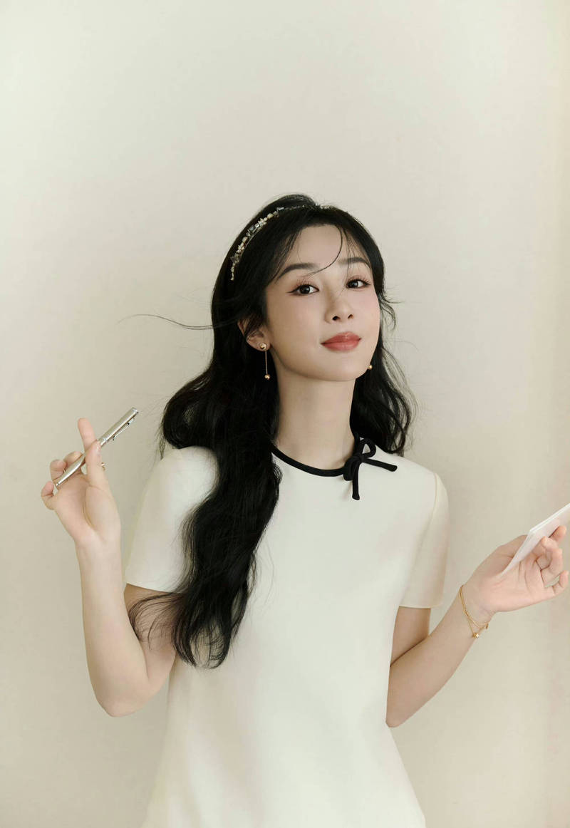 杨紫温柔淑女风造型宛如公主 眼神灵动元气满满-沐风文化