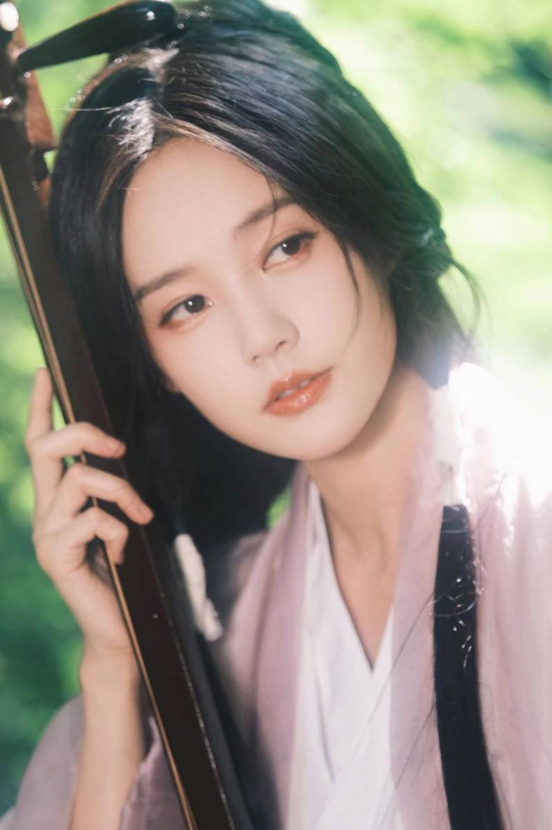 美到失语！李一桐林涧小溪戏水 浑身柔光仿佛仙女