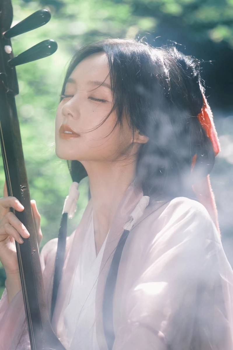 美到失语！李一桐林涧小溪戏水 浑身柔光仿佛仙女