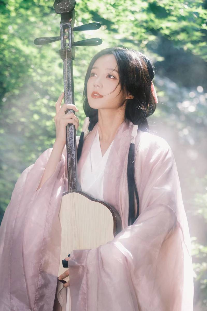 美到失语！李一桐林涧小溪戏水 浑身柔光仿佛仙女