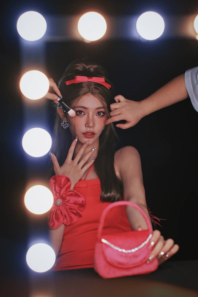 粉红人间芭比！许佳琪上海时装周后台照公开