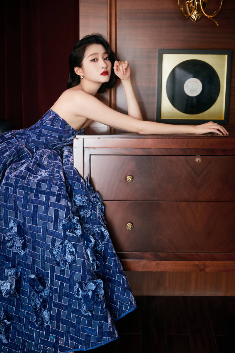 关晓彤穿蓝色花朵裙美背吸睛 复古盘发优雅贵气