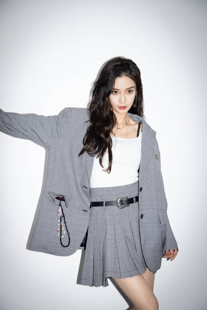 Baby西服配短裙又美又帅 俯身秀精致锁骨眼神撩人