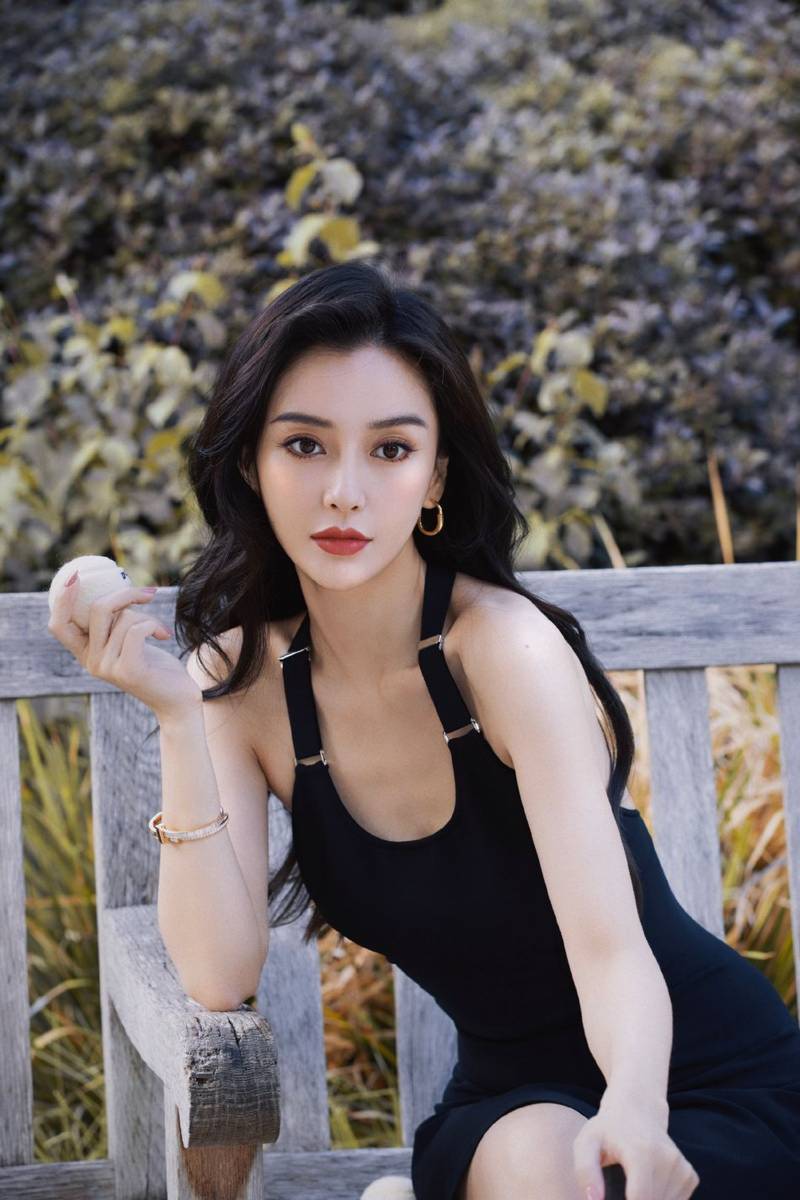 angelababy打网球青春感满满！全黑背心裙摩登时尚