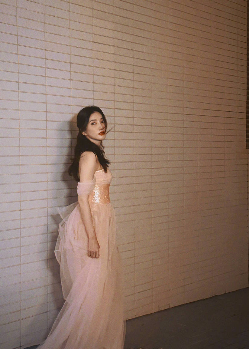 江疏影晒九宫格照告别六月 粉色抹胸纱裙似仙女