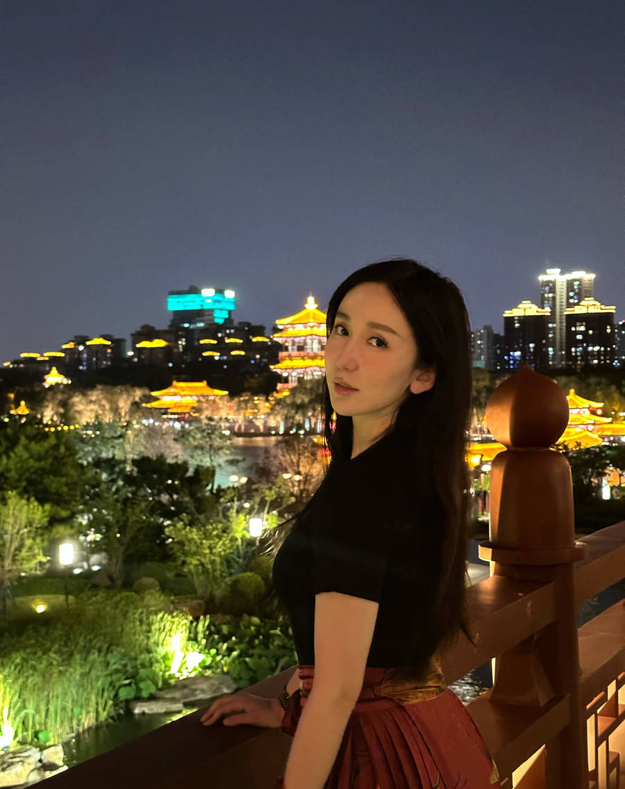 娄艺潇晒西安夜景随拍 穿马面裙秀发飘逸优雅温柔-沐风文化