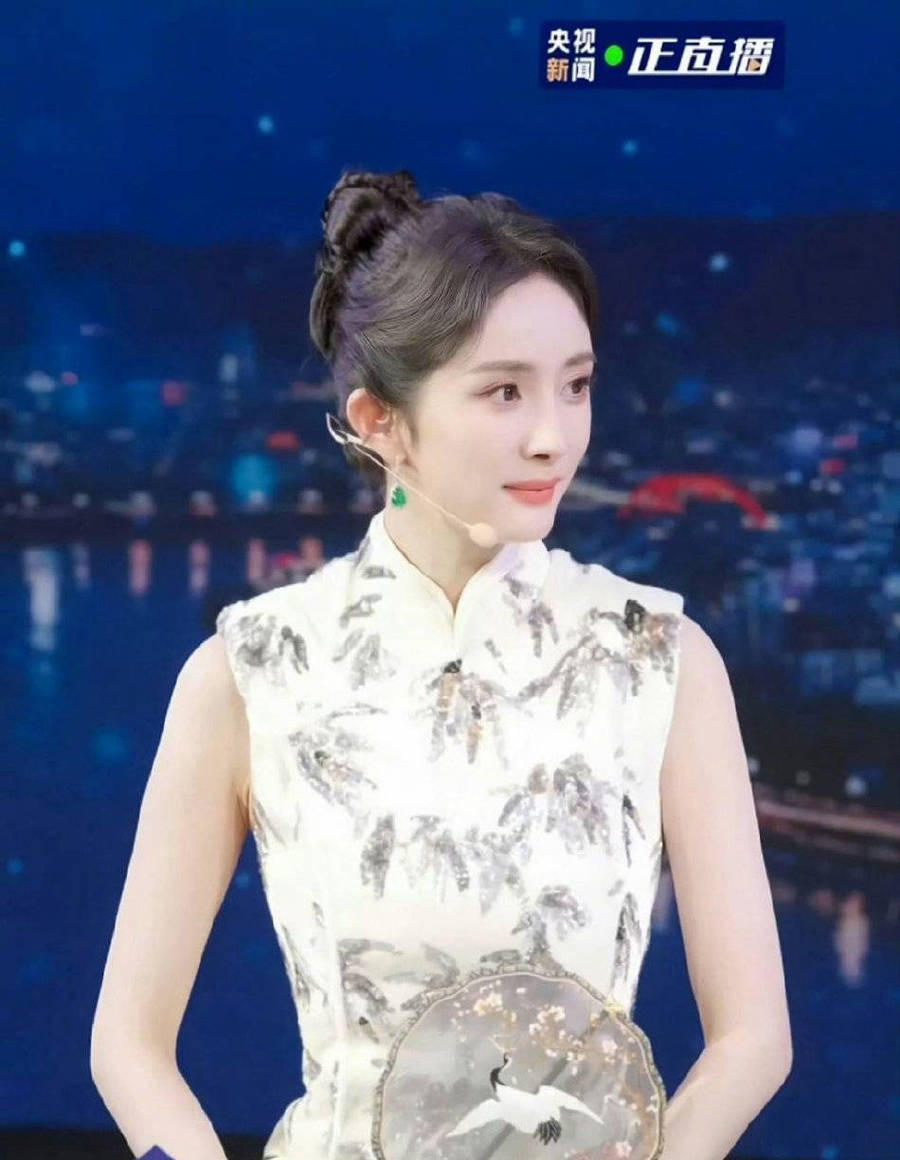 杨幂央视中秋晚会探班！穿国风旗袍古典韵味十足