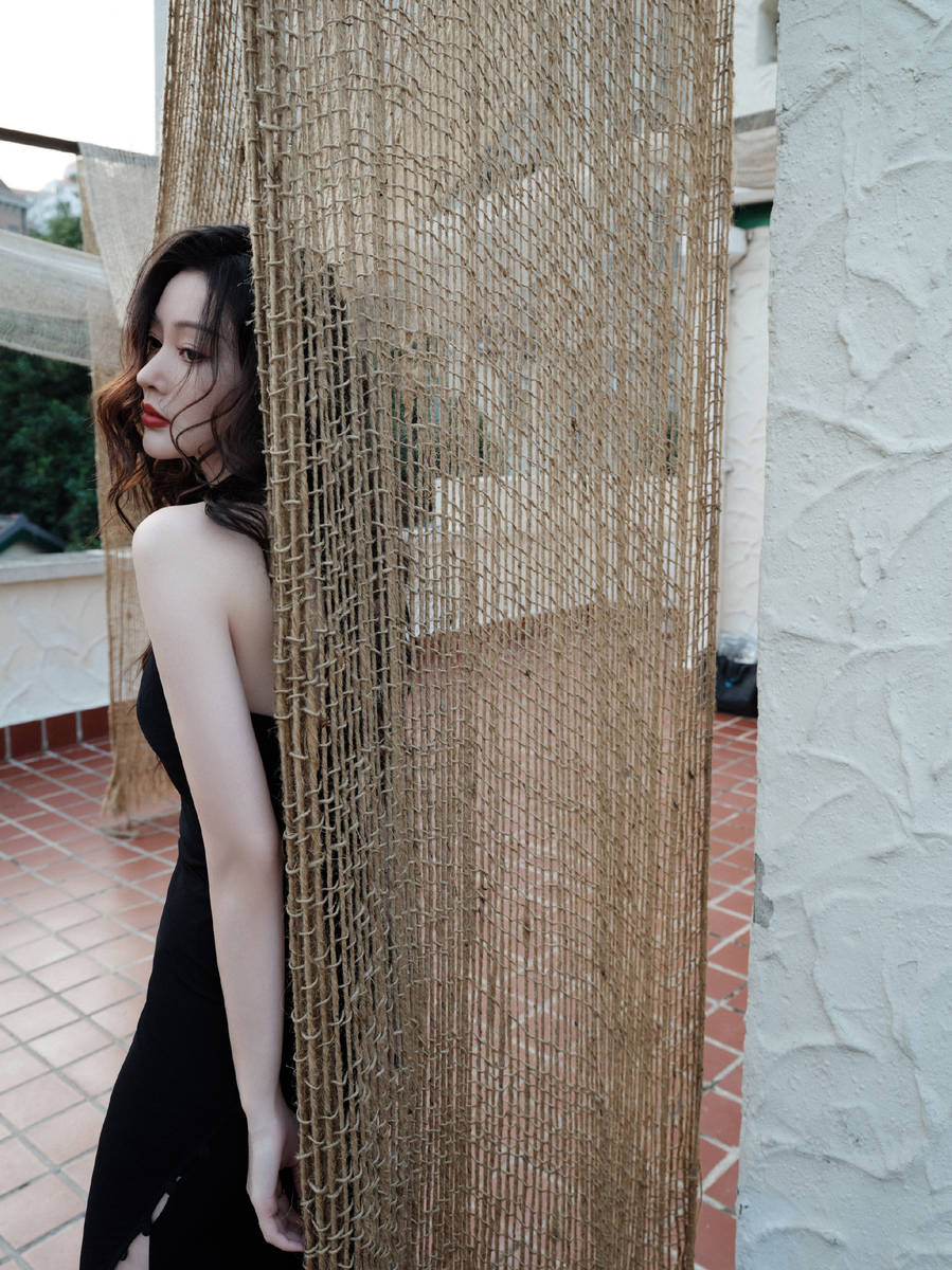 张天爱亮相上海时装周，镂空黑裙造型轻熟温柔