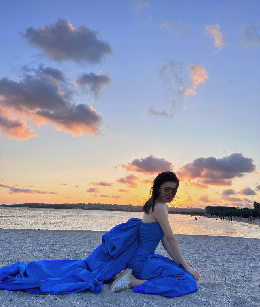 张馨予和妈妈在海边看夕阳 克莱因蓝穿搭恣意洒脱-沐风文化