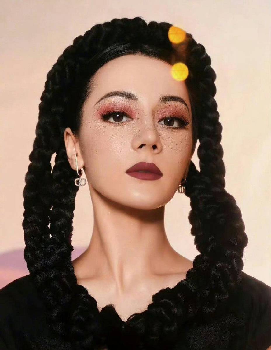 迪丽热巴最新杂志大片 雀斑妆粗麻花辫造型引热议-沐风文化