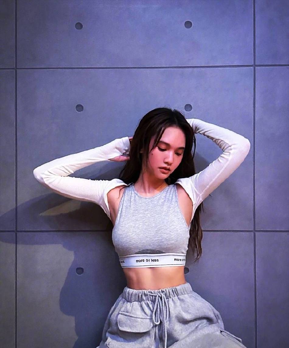 杨丞琳分享全素颜运动随拍 秀纤细腰身马甲线吸睛