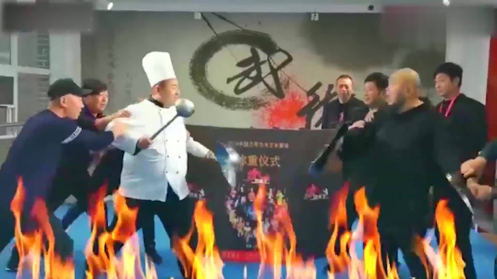 大胡子王知亮真没怎么输过大摆拳狂揍厨师张三排,观众都看笑了