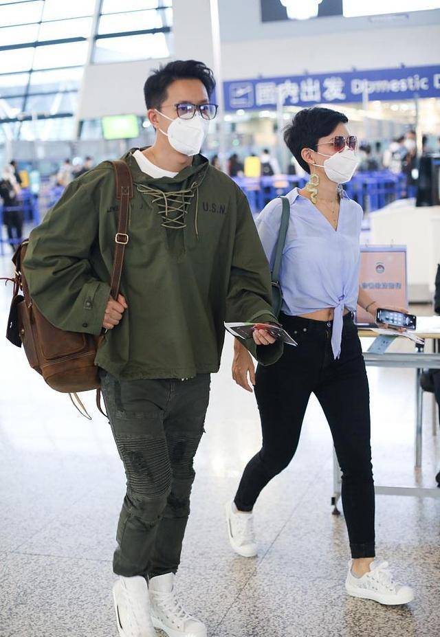 女生女人味十足短发也挡不住卢靖姗的美！巨型耳饰+露脐装走机场