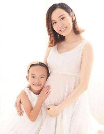 42岁港姐杨思琦露面，未婚产女生父成谜，现嫁圈