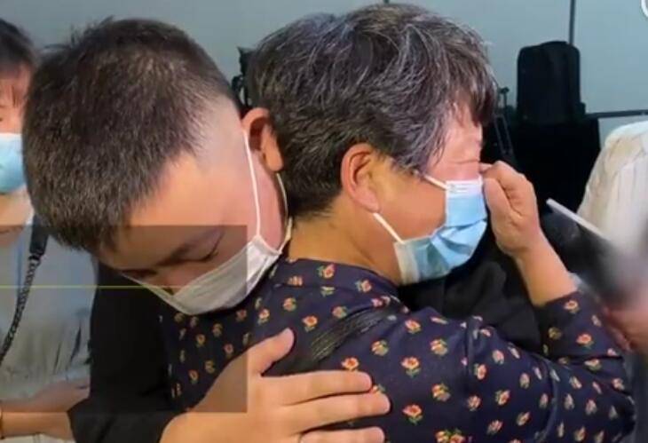「母亲」错换儿子两母亲详述心路历程 纷纷心疼患癌儿子