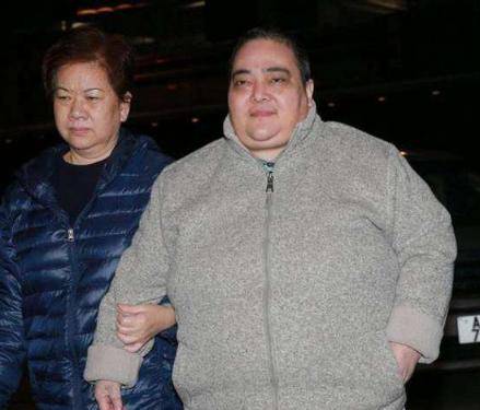 赌王最惨女儿何超雄曝光，携2保姆逛街身材臃肿