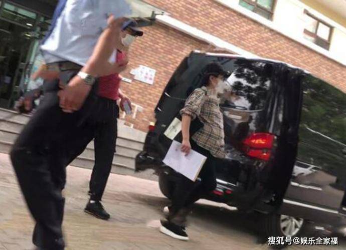 原创刘璇现身医院产检 二胎首次露面大肚子不影响行动