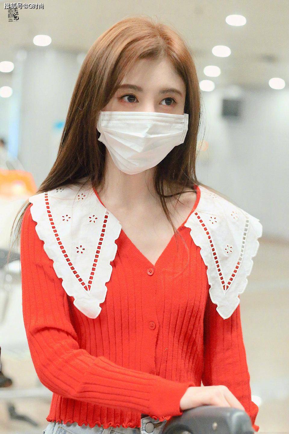 1/ 9 鞠婧祎机场look～身穿红色小针织甜美乖巧,楚楚动人的造型真的