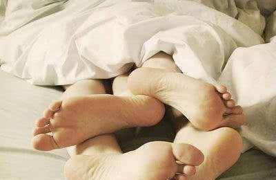 2岁女儿撞见爸妈行"周公之礼"被吓哭,这位爸爸巧妙化解很机智
