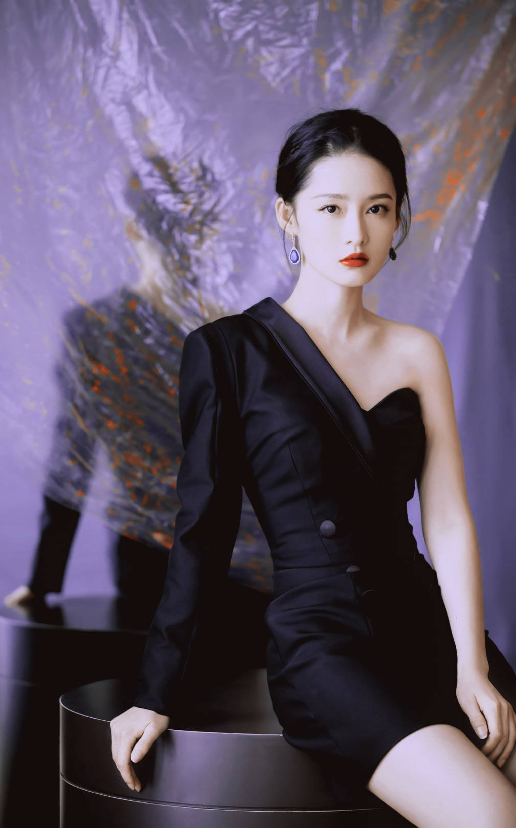 原创李沁就是个时髦精,身穿藏青色露肩西装裙,既有气场又有女性魅力
