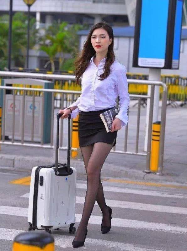 原创街拍小姐姐"职业装"火了,超短裙配黑丝袜,上班族的最爱!