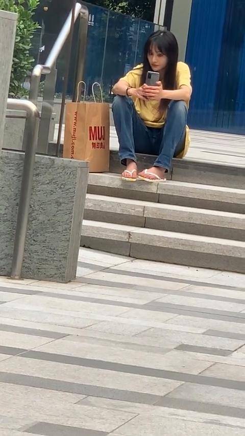 网友偶遇郑爽自拍没敢认，本以为是美拍，没想