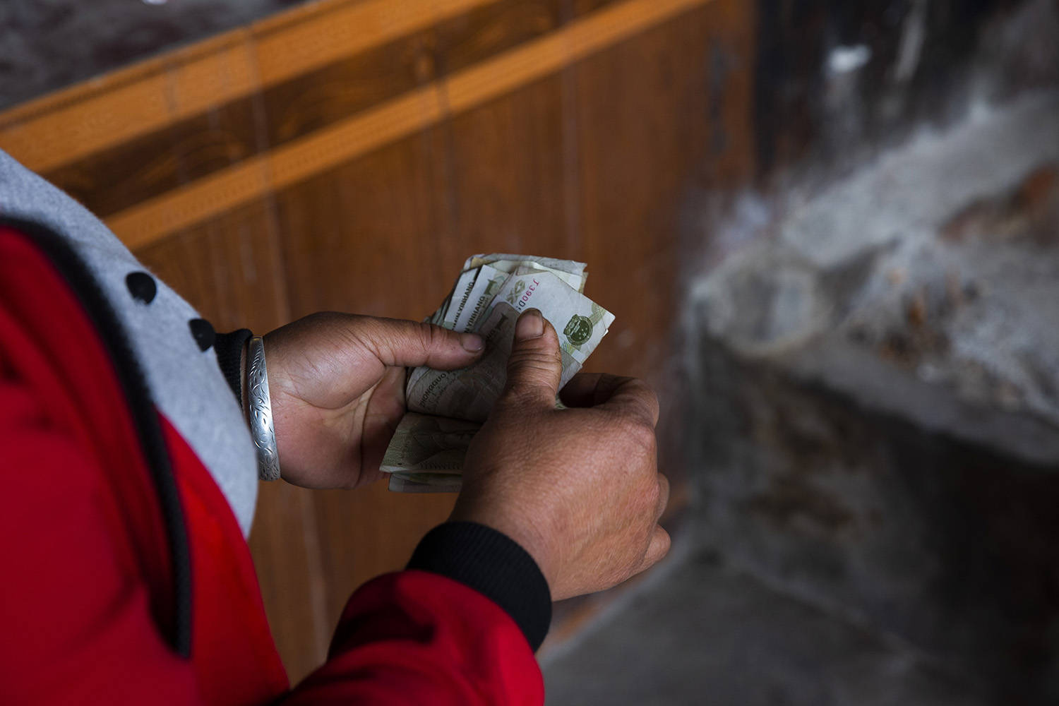 奶奶庙香客少,,承包者亏损严重