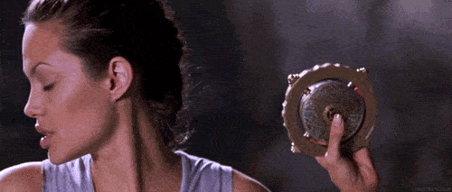 她出演的《古墓丽影》,《史密斯夫妇》等电影也都是口碑票房双丰收