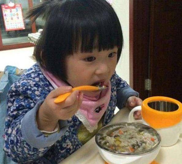 毒饭■不改会后悔2种喂饭方式着实坑娃！医生：别这样给孩子吃毒饭