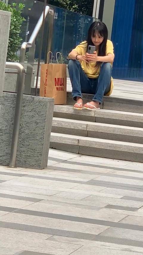 网友偶遇郑爽自拍没敢认，本以为是美拍，没想