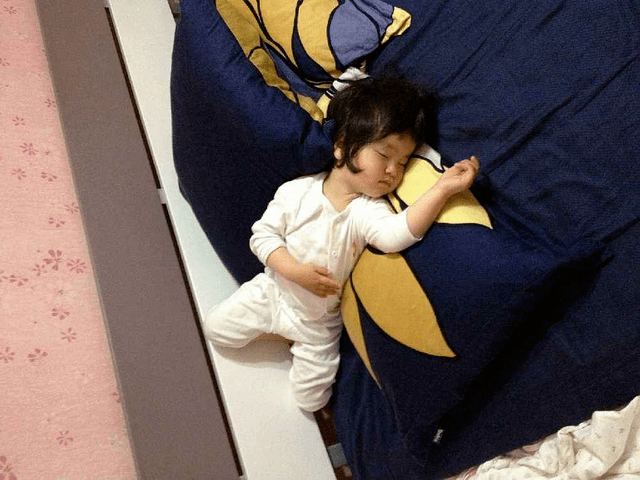 「孩子头」记住这几点宝宝睡觉什么睡姿好？想要孩子头型好看