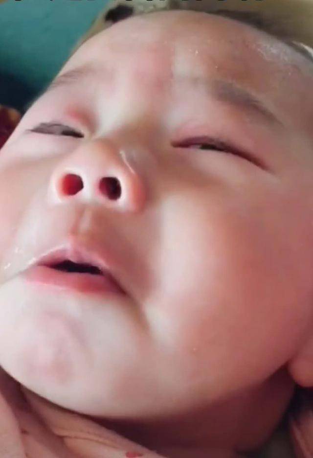 『妈妈』宝宝“偷瞄”妈妈的小眼神萌翻了，网友：戏精上身了妈妈放任宝宝哭泣