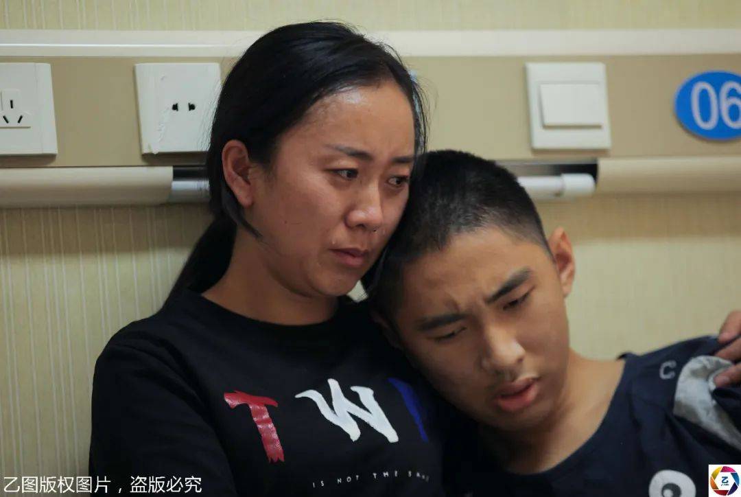 『沈立娜』想拔管去死，妈妈含泪阻止少年身高1.74米移植后瘦到68斤
