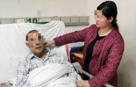 原创故事：父亲瘫痪，儿子把老人送到乡下，女儿侍候三年后，儿子悔青肠子