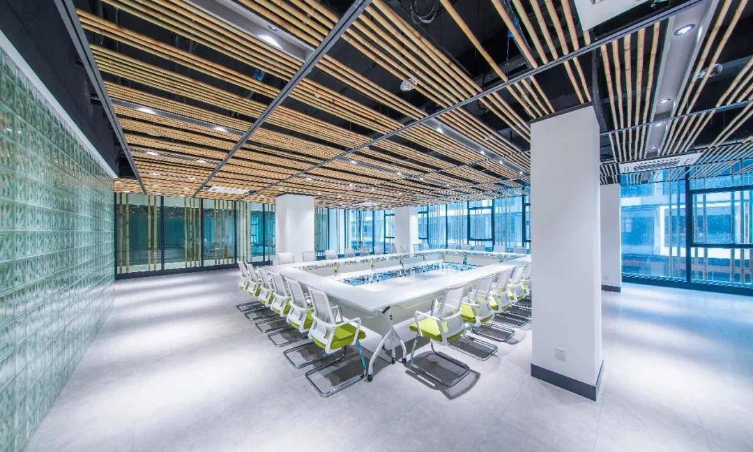 △设置共享会议室，增加进驻企业空间使用弹性三、高镂空透视感，创造多