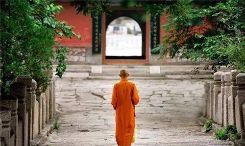 原创七旬老僧说:遭遇低谷时,默念这三句话,人生就会否极泰来